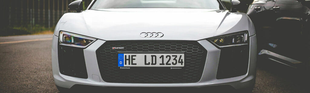 Weißer Audi von vorne mit Fokus auf das Kfz-Kennzeichen