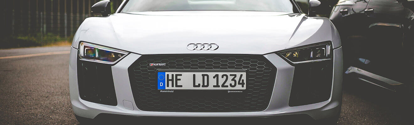 Weißer Audi von vorne mit Fokus auf das Kfz-Kennzeichen