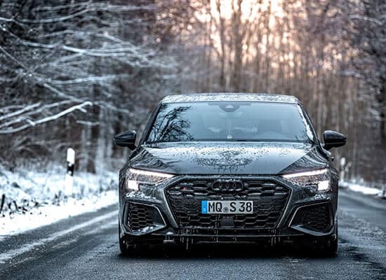Audi im Winter mit kurzem Kennzeichen