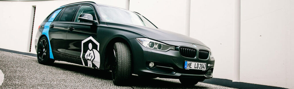 Schwarzer BMW mit "Kennzeichenheld"-Folierung