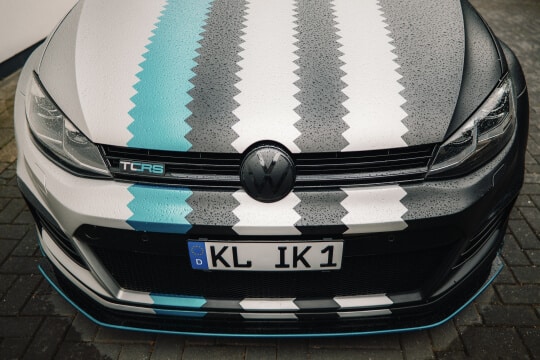 KLIK AIR Kennzeichenhalter an einem folierten Volkswagen