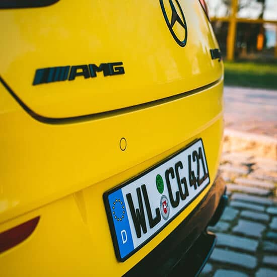 Gelber Mercedes AMG mit 3D Kennzeichen am Heck