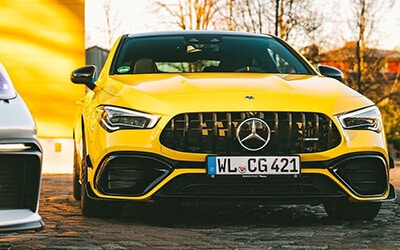 Gelber Mercedes mit Kennzeichen aus Kunststoff