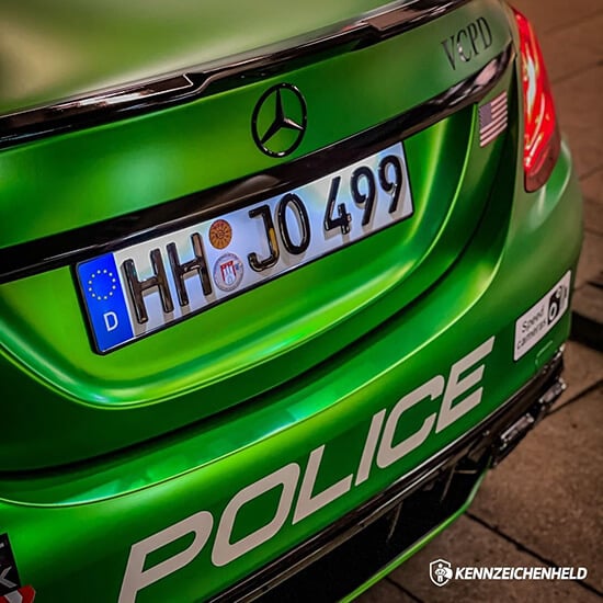 Grüner Mercedes mit Kennzeichen aus Kunststoff am Heck