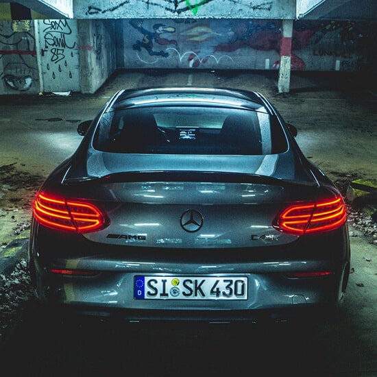 Mercedes in Tiefgarage mit Graffiti