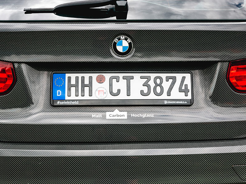 BMW mit Fokus auf das Carbon Kennzeichen