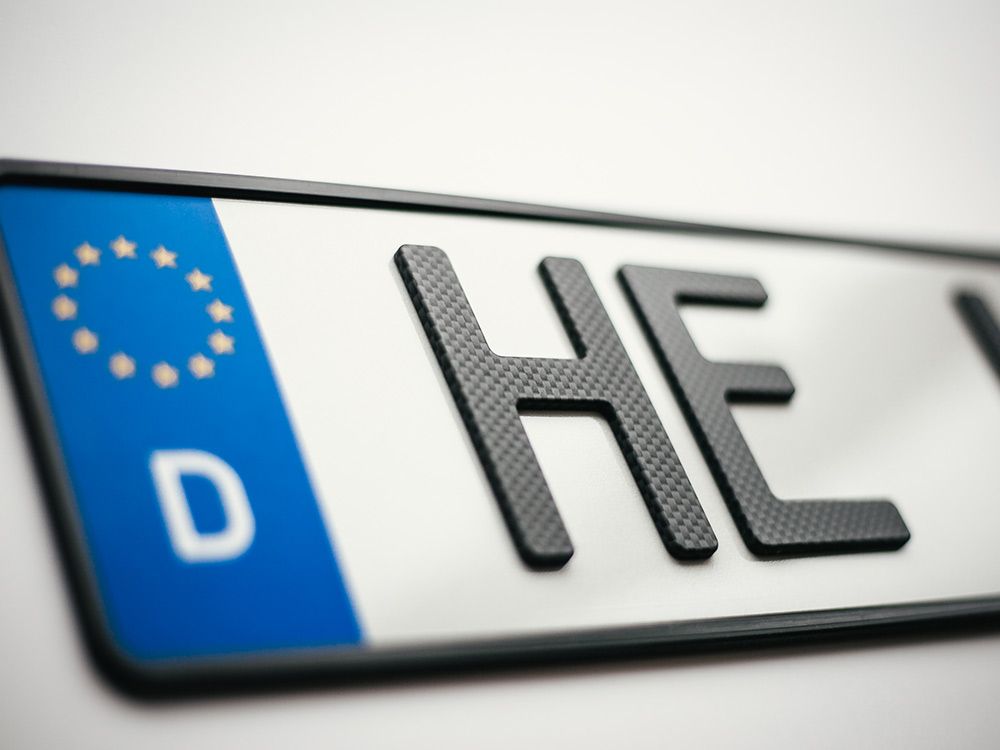 https://www.kennzeichenheld.de/thumbnail/3e/c6/08/1612800506/3d-kennzeichen-carbon-matt_1920x1920.jpg